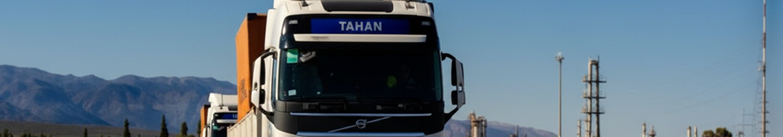 Camión de TAHAN transportando carga minera en el Mercosur