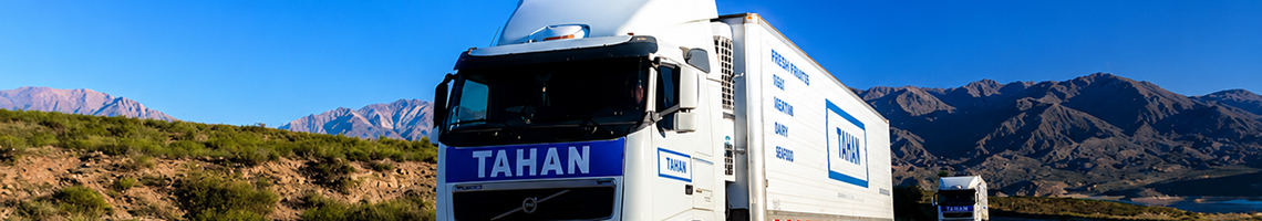 Camión de TAHAN transportando carga minera en el Mercosur