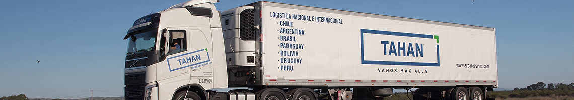 Camiones de carga cruzando el Paso Los Libertadores entre Mendoza y Chile en invierno 